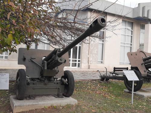 76-mm ZiS-3 gun